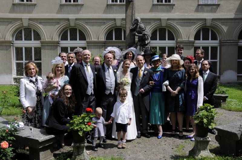 Die Eltern des Bräutigams, Fürst und Fürstin Batthyány-Strattmann mit einem Teil der Familie