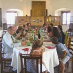 Die Familie beim Mittagessen auf der Burg Güssing