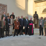 Mitglieder der Familie Batthyány vor der Statue Ihres (Ur-)Großvaters mit Diözesanbischof Dr. Iby, dem Künstler der Statue, sowie Guardian Pater Raphael und Pater Marcellus, sowie Bürgermeister Vadas und Vizebürgermeister Gilbert Lang