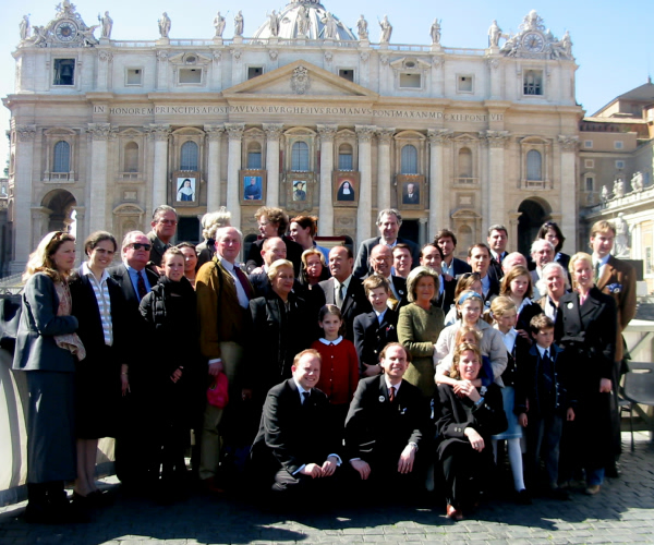 Die Familie am Petersplatz in Rom