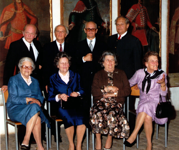 Die "ältere Generation"- die unmittelbaren Nachkommen des seligen Dr. Ladislaus Fürst Batthyány-Strattmann - aufgenommen auf der Burg Güssing