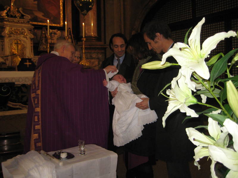 Pater Zacherl nimmt die Taufe der kleinen Leonie vor