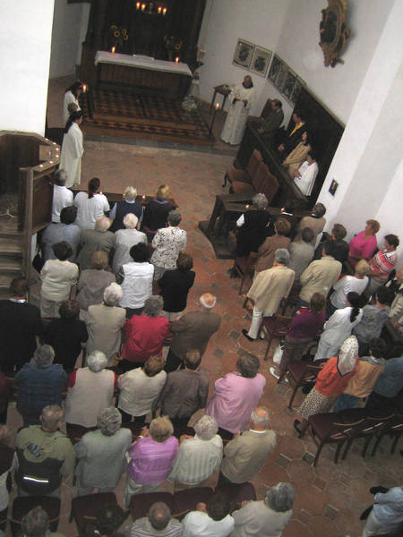 Einige der über 150 Güssinger, die zur Heiligen Messe gekommen waren